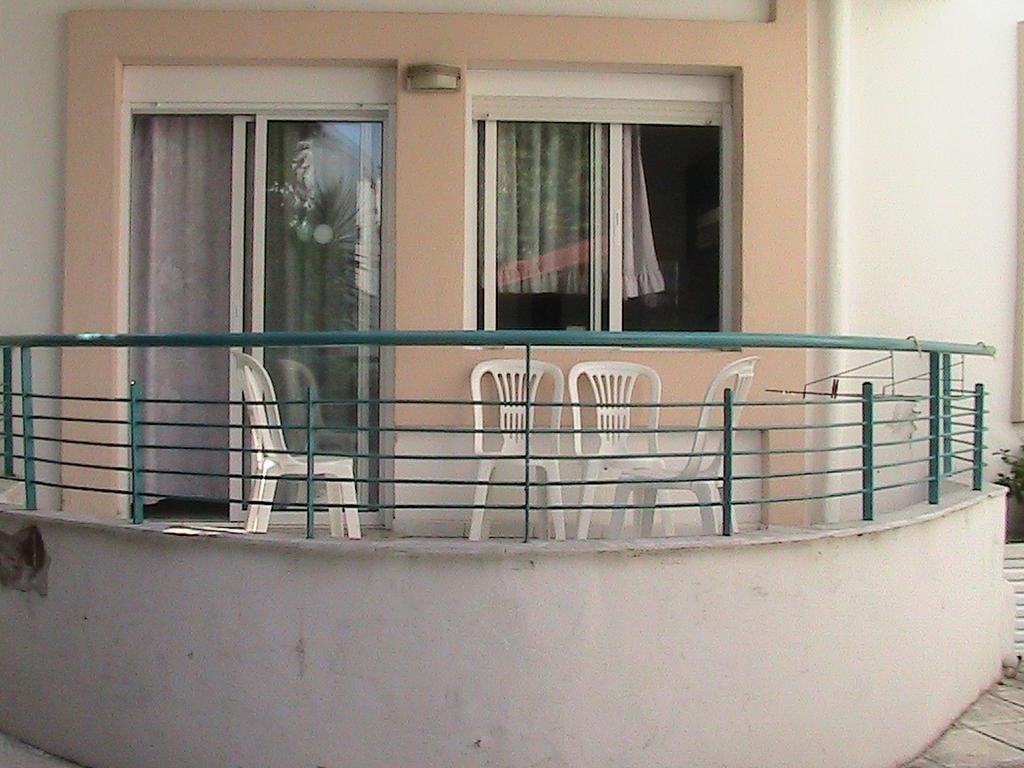 Niki Apartments Polychrono Bagian luar foto